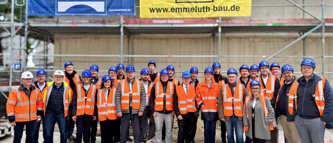 Die Gäste des AFK Kassel vor der Baustelle des Holiday Inn Express an der Kurfürstenstraße.