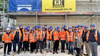 Die Gäste des AFK Kassel vor der Baustelle des Holiday Inn Express an der Kurfürstenstraße.