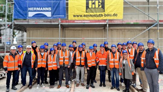 Die Gäste des AFK Kassel vor der Baustelle des Holiday Inn Express an der Kurfürstenstraße.