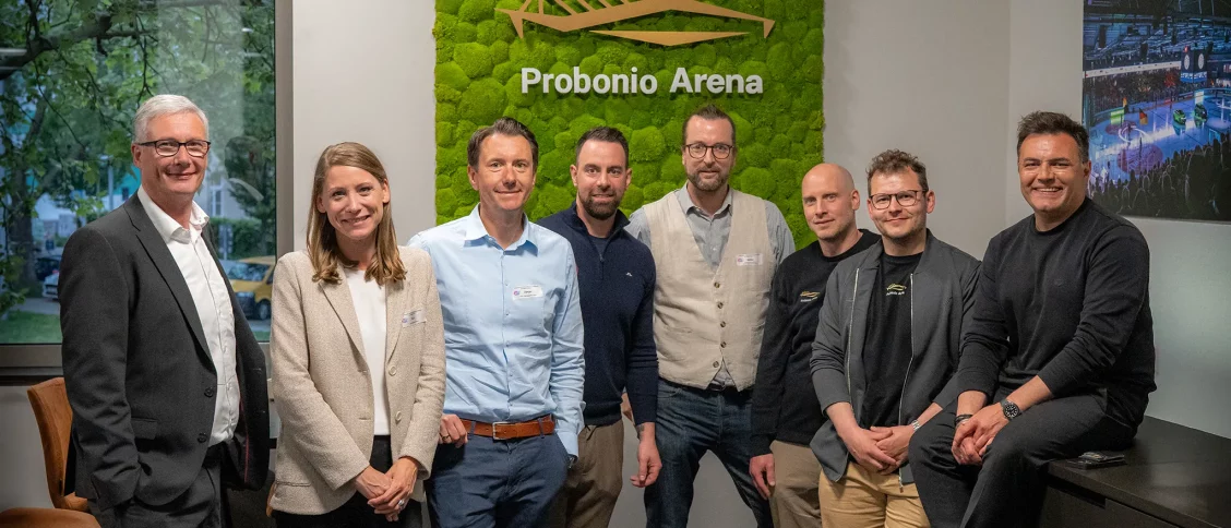 Der wiedergewählte Vorstand des AFK Kassel mit den Akteuren des Theken-Talks in der Probonio Arena. Von links nach rechts: Thomas Vix, Katharina Koch, Martin A. Jünger, Derek Dinger, Jens Nähler, Christian Bauch, Michael Christ, Paul Sinizin. Es fehlen: Dr. Frank Walter, Dr. Anne Fenge, Florian Glinicke und Dr. Andreas Fehr. (Foto: Probonio Arena Co. Nils Vogel)