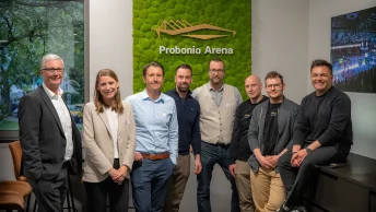 Der wiedergewählte Vorstand des AFK Kassel mit den Akteuren des Theken-Talks in der Probonio Arena. Von links nach rechts: Thomas Vix, Katharina Koch, Martin A. Jünger, Derek Dinger, Jens Nähler, Christian Bauch, Michael Christ, Paul Sinizin. Es fehlen: Dr. Frank Walter, Dr. Anne Fenge, Florian Glinicke und Dr. Andreas Fehr. (Foto: Probonio Arena Co. Nils Vogel)