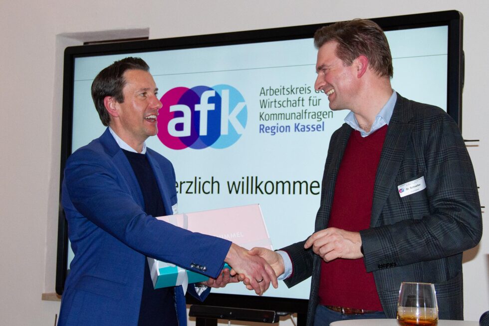 Der Vorsitzende des AFK Kassel, Martin A. Jünger, dankt Kassels OB Dr. Sven Schoeller für dessen Redebeitrag im öffentlichen Teil der Mitgliederversammlung 2024.
